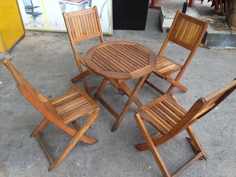 Bộ bàn ghế gỗ nhỏ