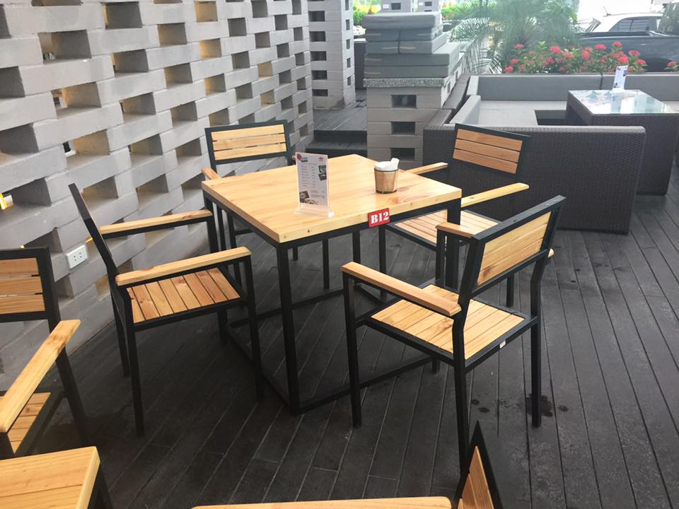 Bộ bàn ghế beer club gỗ thông