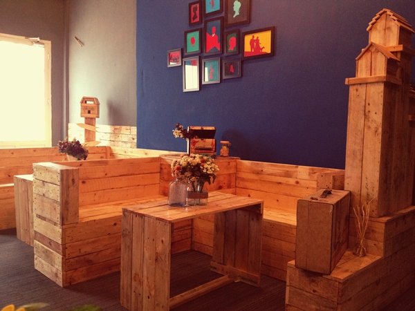 Mẫu b&agrave;n ghế gỗ cafe kiểu cổ điển