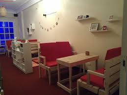 Mẫu b&agrave;n ghế gỗ cafe theo phong c&aacute;ch l&atilde;ng mạng